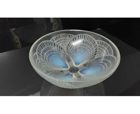 Rene Lalique Coquilles pattern opalescent glass bowl, signed on base, 20cm diameterSome light scratching to the base and to t