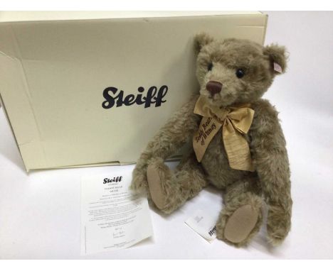 Steiff Bear 2015 Artie 664366, boxed with certificate.