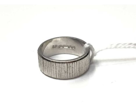 1970s 18ct white gold wedding ring with textured line decoartion to the band (London 1978), size K½Weight 6.7 grams