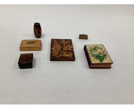 Objets vertu, including a snuff box with image of a hen and cock, a miniature brass set of dominoes in box, card case and thi