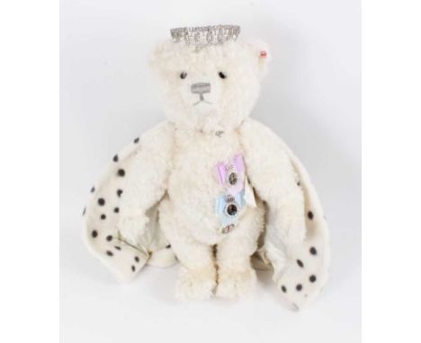 Steiff 2015 Queen Elizabeth 11 EAN 664786 White, 60cm, limited edition 9/100 pieces. Original retail £1952. Boxed with certif