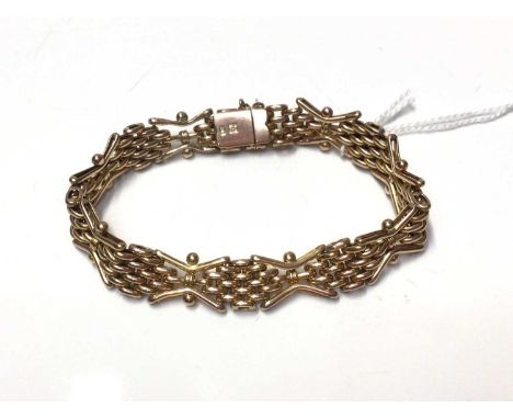 9ct gold gate bracelet with articulated fancy linksBack of clasp stamped 9C. Weight 15.1 grams