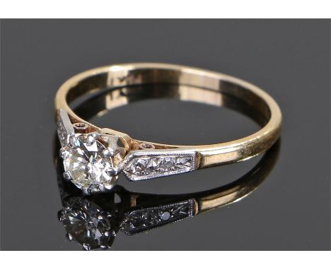 18 carat gold diamond set ring, with a round cut diamond to the centre flanked by diamonds to the shoulders, ring size R