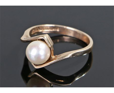 9 carat gold pearl set ring, with a cross over design, ring size N