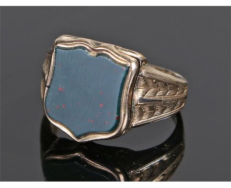 19th Century agate set "poison" ring, the gilt metal shank with a hinged agate set seal head, ring size K 