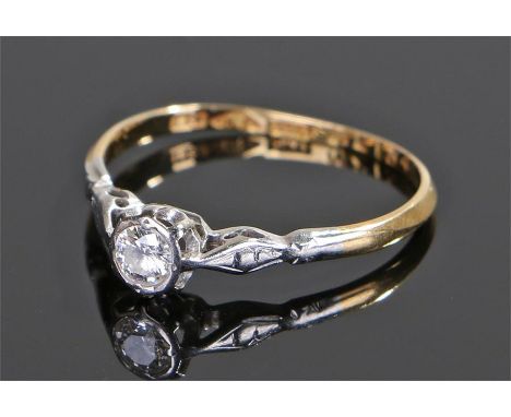 18 carat gold diamond set ring, the round cut diamond with shaped shoulders, ring size N 1/2