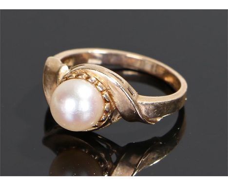 9 carat gold pearl set ring, the cultured pearl set to the swirl head, ring size M 