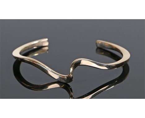 9 carat gold bangle, the bangle of an arched form, 70mm wide, 16.8 grams 
