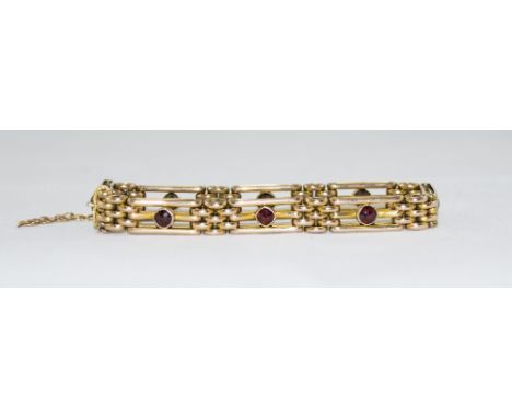 Ladies Nice Quality 9ct Gold Gate Bracelet Set with Garnets. Marked 9ct. In Excellent Overall Condition. 11.8 grams. 