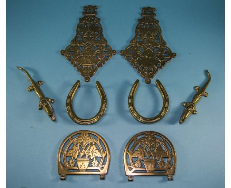 A Collection of Vintage Brass Items ( 4 ) Pairs In Total. Comprises A Pair of Figural Crocodiles, A Pair of Horseshoes, 2  Pa