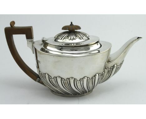 Queen Anne style silver teapot hallmarked CSH (Charles Stuart Harris), London 1900. Gross weight (includes wooden handle and 