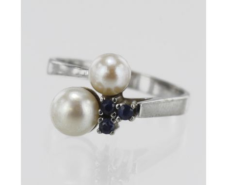White gold (tests 9ct) sapphire and pearl dress ring, two cultured pearls principle measures approx. 6.5mm, three round sapph