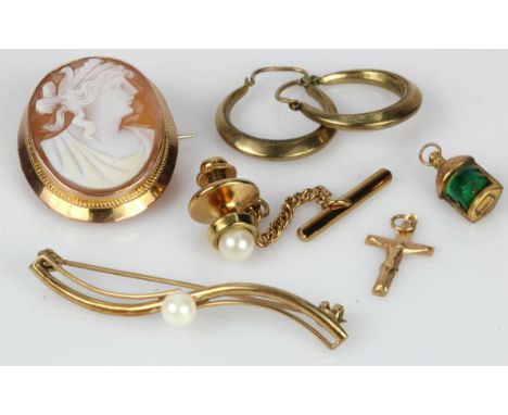 Assortment of 9ct gold/tests 9ct jewellery, two brooches, two charms, one pair of hoop earrings and one tie tac, stones inclu