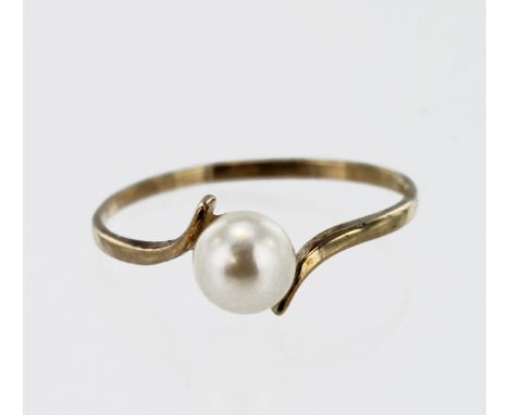 9ct yellow gold pearl ring, one 5.5mm cultured pearl, finger size M/N, weight 1g.