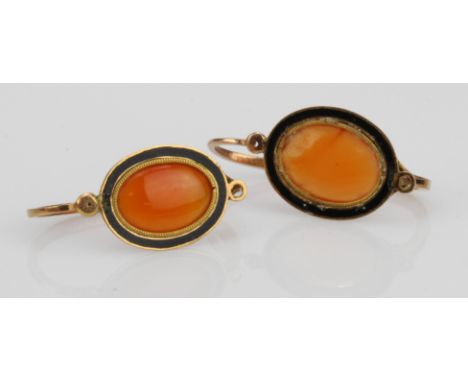 18ct yellow gold vintage drop earrings, set with cornelian and balck enamel, length 22mm,  hinged hook fittings, weight 2.7g.