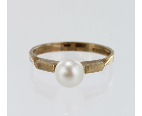 9ct yellow gold pearl ring, one 6mm cultured pearl, finger size L, weight 1.9g.