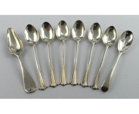 Mixed lot of silver flatware, comprising six Onslow pattern silver teaspoons hallmarked WD Birm 1907, a Georgian silver musta