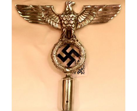 Late NSDAP polished cast metal replica flagpole finial with eagle on wreath, H: 25 cm. P&amp;P Group 2 (£18+VAT for the first