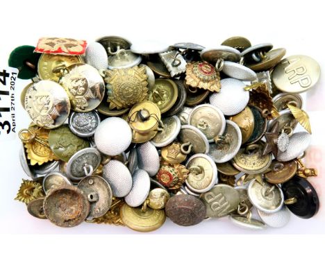 Collection of world military uniform buttons and shoulder pips. P&amp;P Group 1 (£14+VAT for the first lot and £1+VAT for sub