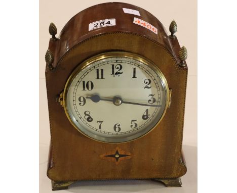 Mahogany cased chiming mantel clock with pendulum. P&amp;P Group 3 (£25+VAT for the first lot and £5+VAT for subsequent lots)