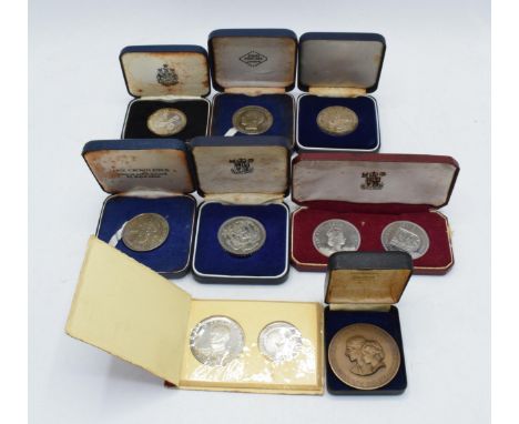 A collection of coins to include sterling silver Bermuda 1972 One Dollar, Edward Duke of Windsor, Cook Islands Two Dollars, 8