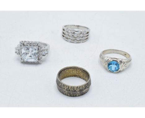 A collection of 4 silver rings of varying designs (4).  