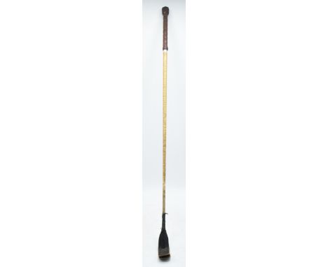 Vintage riding crop with leather handle, 81cm long.  