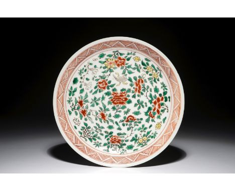 A Chinese famille verte plate with floral design, Chenghua mark, Kangxi Dia.: 21 cm