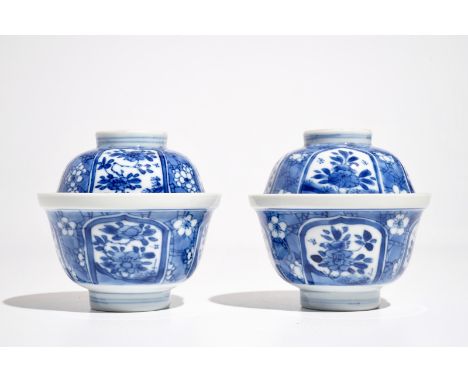 A pair of Chinese blue and white "prunus on ice" covered bowls, Kangxi H.: 8,5 cm - Dia.: 8,5 cm 