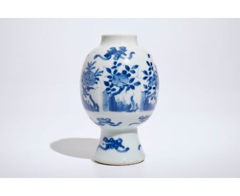 A Chinese blue and white vase with floral design, Kangxi H.: 15,5 cm