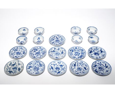 Eight Chinese blue and white cups and eleven saucers with fish, Kangxi H.: 4,5 cm - Dia.: 8,5 cm (the cup)Dia.: 13,5 cm (the 