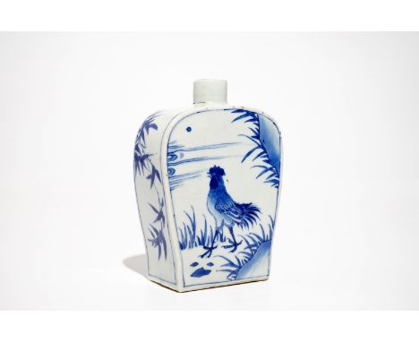 A Chinese blue and white tea caddy with roosters, Transitional period Dim.: 16 x 11 x 4,5 cm