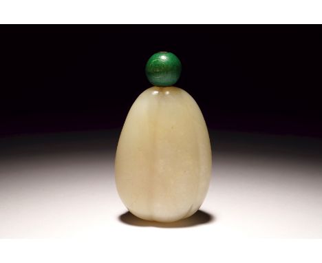 A Chinese lobed jade snuff bottle, 19th C. Dim.: 6,5 x 4 x 2 cm