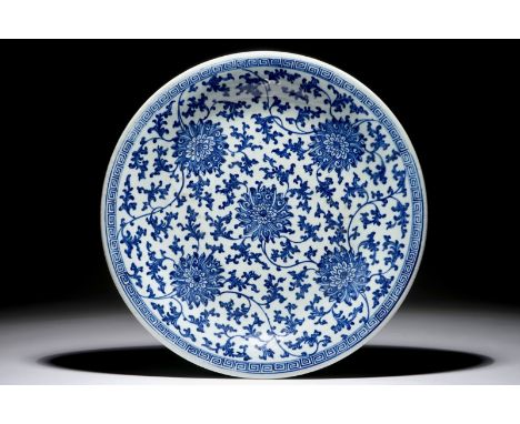 A large Chinese blue and white lotus scroll dish, Qianlong mark and of the period Dia.: 41,5 cm