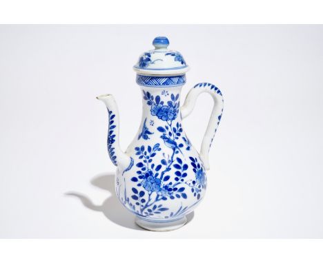 A Chinese blue and white covered jug with birds among flowers, Kangxi H.: 16,5 cm