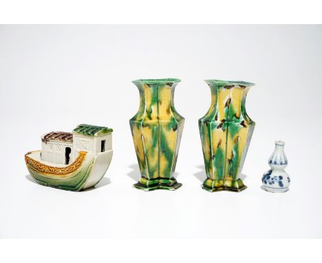  A pair of spinach and egg lozenge-shaped vases, a verte biscuit model of a boat and a miniature vase, Kangxi H.: 11,5 cm (th