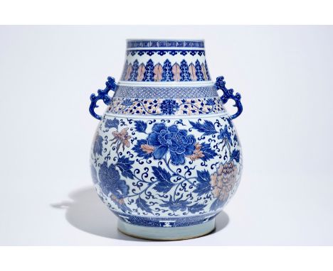 A Chinese copper-red and underglaze blue peony scroll hu vase, Qianlong mark, 19th C. H.: 45,5 cm