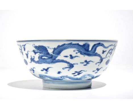 A Chinese blue and white dragon bowl, Kangxi H.: 8,5 cm - Dia.: 19 cm