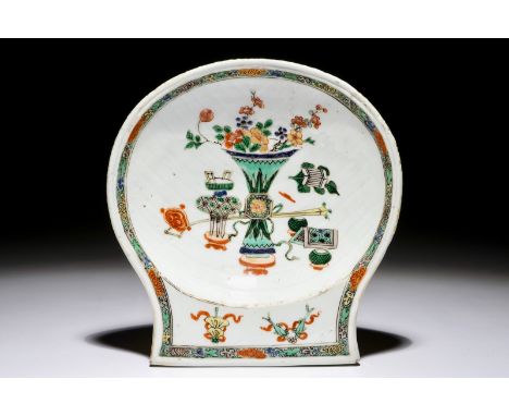 A shell-shaped Chinese famille verte dish, Kangxi Dim.: 19,5 x 18,5 cm