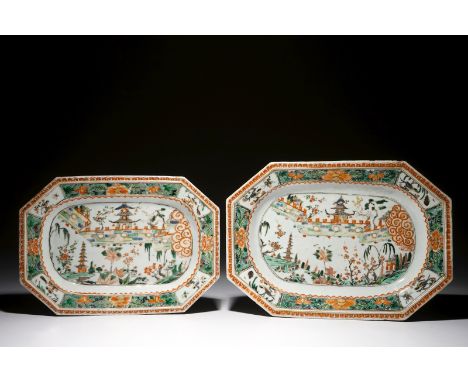 Two octagonal Chinese famille verte "Chinese wall" platters, Kangxi Dim.: 36 x 25 cm - 31 x 22 cm