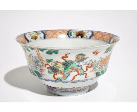 A Chinese famille verte bowl with Buddhist lions, Kangxi Dia.: 20 cm - H.: 10 cm
