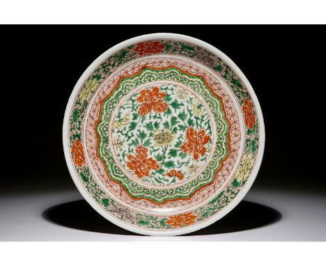 A Chinese wucai charger with peony design, Kangxi Dia.: 33,5 cm