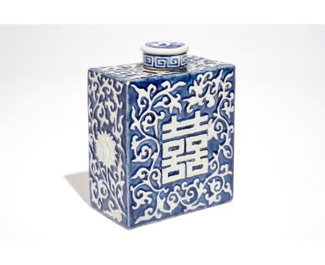 A Chinese blue and white tea caddy and cover with applied design, 19th C. H.: 15 cm
