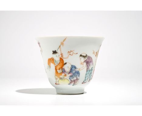 A Chinese famille rose wine cup with playing boys, Republic, 20th C. H.: 7 cm - Dia.: 9 cm