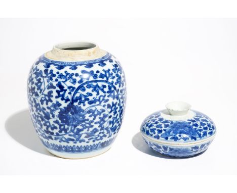 A Chinese blue and white lotus scroll ginger jar and a spice box and cover, 18/19th C H.: 8 cm - Dia.: 13,5 cm H.: 19 cm (the