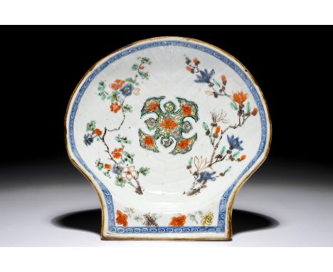 A shell-shaped Chinese famille verte dish, Kangxi Dim.: 18 x 17,5 cm