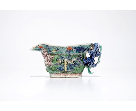 A Chinese famille verte libation cup, Kangxi H.: 5 cm - L.: 11 cm