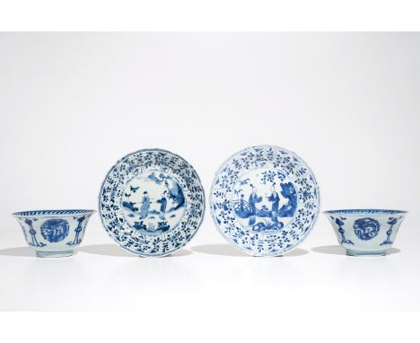 A pair of Chinese blue and white dragon bowls and a pair of Long Eliza plates, Kangxi H.: 8,5 cm - Dia.: 18 cm (cup)Dia.: 22,