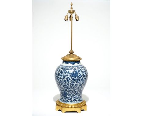 A Chinese ormolu-mounted blue and white baluster vase lamp, Kangxi H.: 81,5 cm