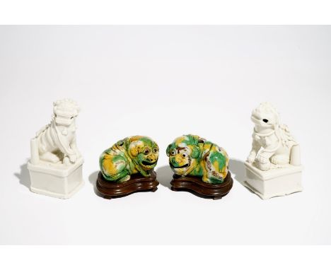  A pair of Chinese Dehua blanc de Chine Buddhist lion joss stick holders and a pair of verte biscuit dogs, Kangxi H.: 7,8 cm 